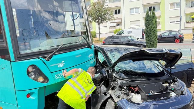 Unbeschrankter Bahnübergang: Auto von U-Bahn erfasst – Zwei Verletzte in Klinik