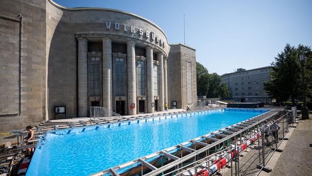 Theaterprojekt: Berliner Volksbühne startet in Schwimmsaison