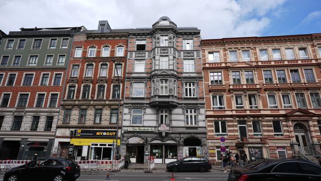 Hamburg building ban widens as cracks worsen