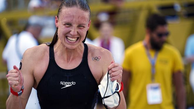 Schwimmen in Paris: Isabel Gose (M) bejubelt ihren Sieg im Knockout Sprint.