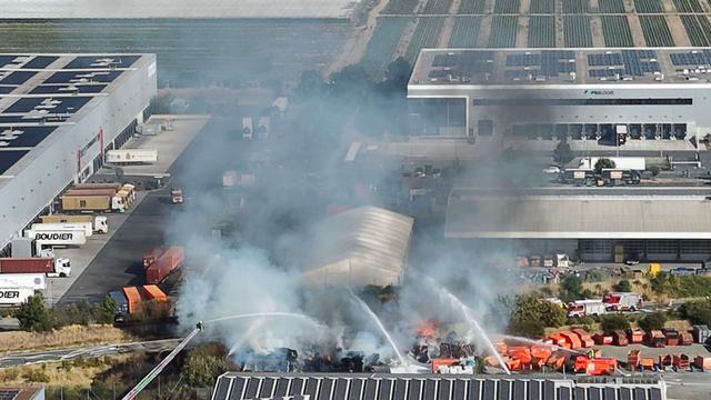 Bild: Feuerwehr im Einsatz: Großbrand in Gernsheim gelöscht - mehrere Verletzte