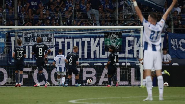 Bild: 2. Fußball-Bundesliga: Hertha gewinnt Auftakt in Bochum – Fanbanner stoppt Partie