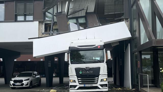 Niemand verletzt: Lkw rammt Fassade – Hausfront stürzt auf das Fahrzeug