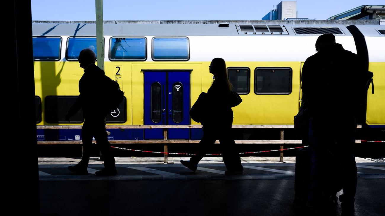 Train Disruptions Between Hamburg and Bremen Due to Dangerous Objects on Tracks