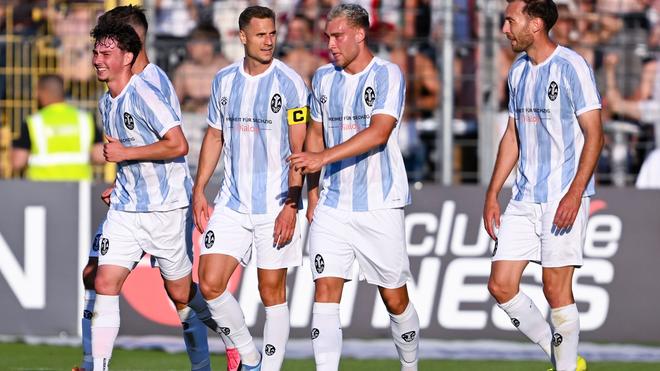 Fußball-Regionalliga: Die Spieler von 1860 München bejubeln das 2:0 gegen Augsburg II - zum Sieg reicht es nicht.