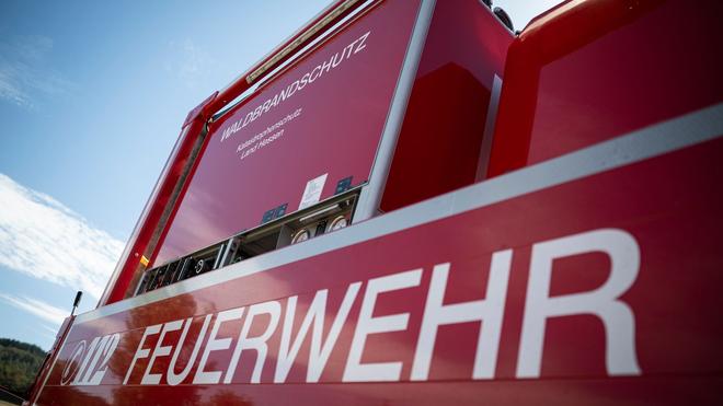 Beide Spuren dicht: Wegn eines brennenden Lastwagens kommt es zu einer Vollsperrung auf der A6. (Symbolbild)