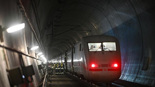 Katastrophenschutz: 250 Einsatzkräfte üben Rettung aus ICE im Tunnel