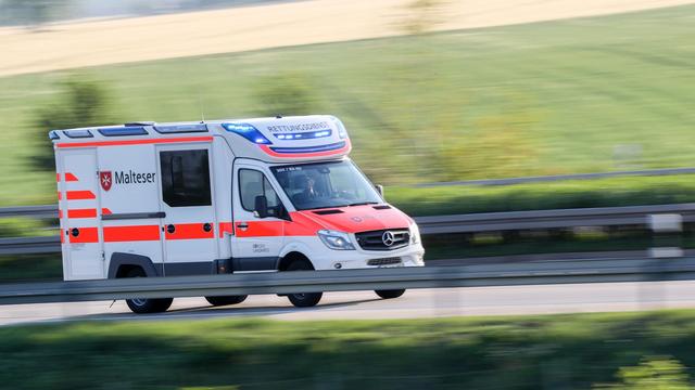 Radgruppe fährt einfach weiter: 91-Jährige stürzt Abhang runter und wird schwer verletzt