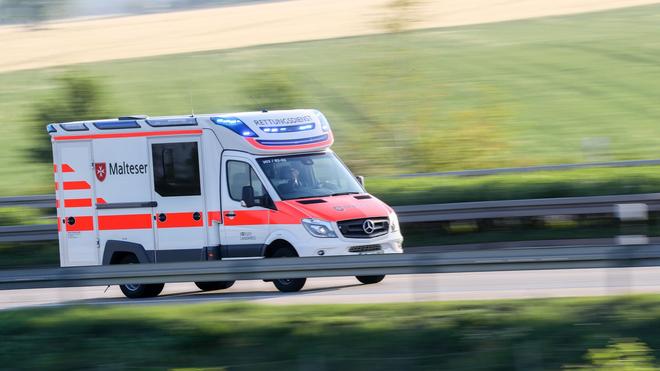 Radgruppe fährt einfach weiter: Ein Rettungswagen brachte die 91-Jährige in ein Krankenhaus. (Symbolbild)