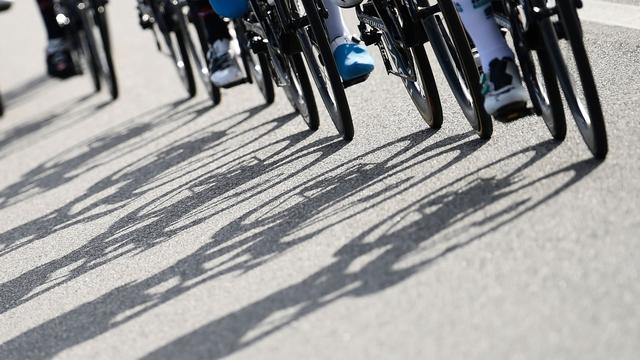 Streit über Fahrbahn: Autofahrer fährt in Italien in Gruppe von Radlern