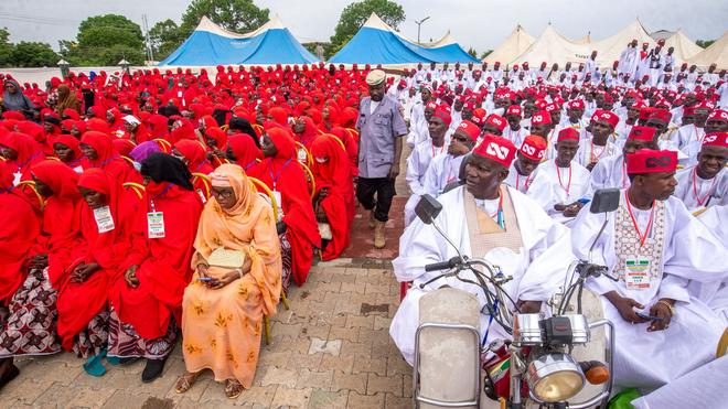 Fotografie: Brautpaare nehmen an einer Massenhochzeit in Nigeria teil.