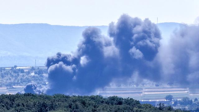 Feuerwehreinsatz l: Rauchwolke über der Region - Kunststoffflaschen brennen