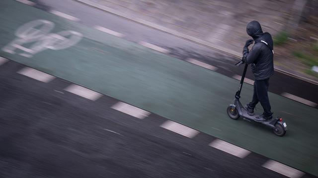 Unfälle: E-Scooter-Fahrer nach Sturz in Berlin in Lebensgefahr