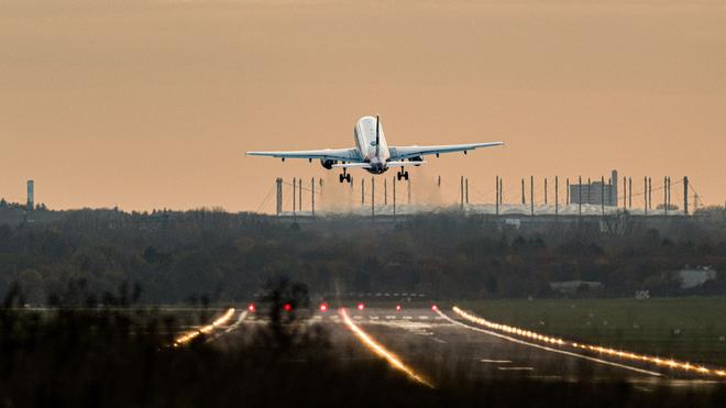Wohl nur Heißluftballon: Nach einer Drohnensichtung stoppt der Hamburger Flughafen kurzzeitig alle Flüge. (Archivbild)