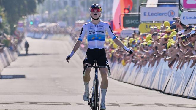 Tour de France der Frauen: Erleichtert rollt Demi Vollering über die Ziellinie.