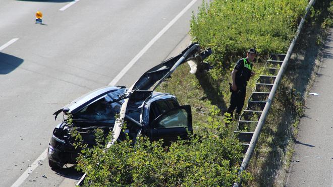 Autobahn 27: Der Wagen kam unter der Mittelleitplanke zum Stehen und musste abgeschleppt werden.