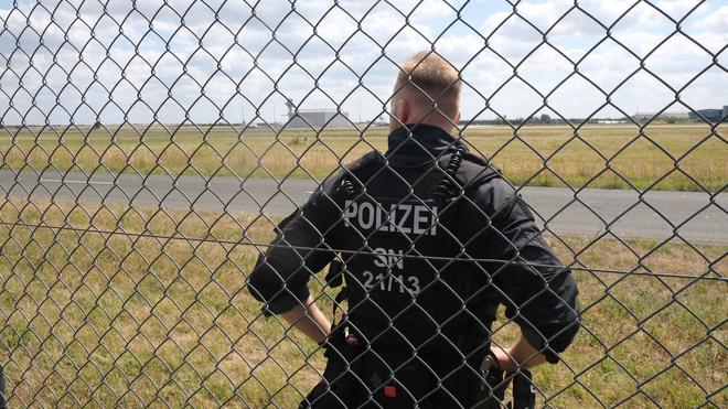 Hybrider Angriff: Die Polizei sucht am Leipziger Flughafen nach einer zweiten Drohne.