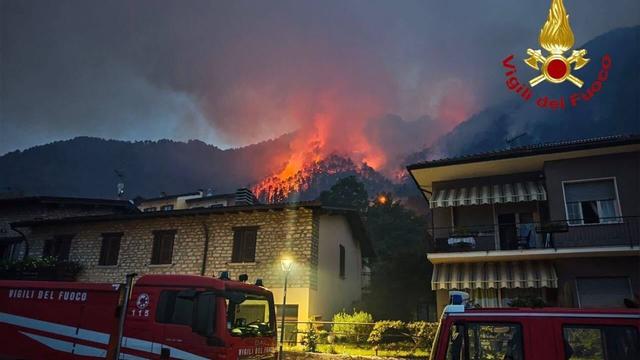 Feuer in Urlaubsgebiet: Waldbrand am Gardasee: Mehr als 200 Menschen evakuiert