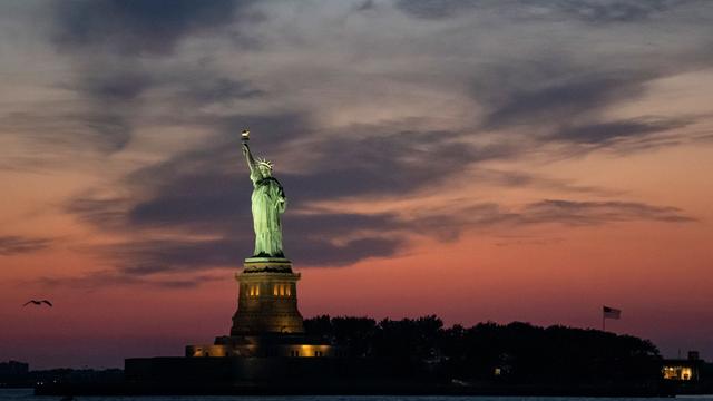 Tragödie nahe Sehenswürdigkeit: Boot kentert nahe Freiheitsstatue - Frau und Kind sterben