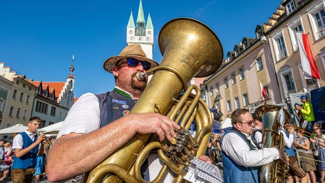 Nazi Salutes, Stolen Crocodile, and Assaults Mark Turbulent Start to Gäubodenvolksfest
