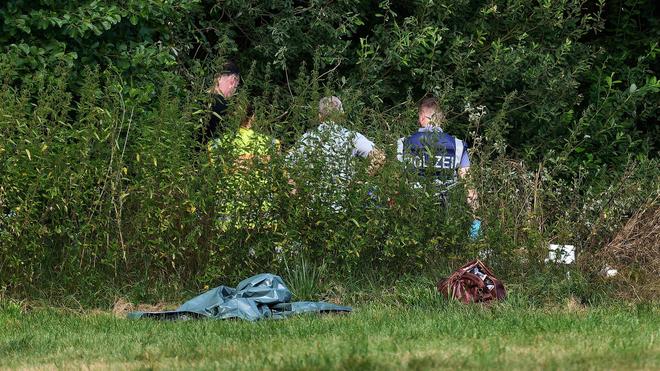 Flugunglück: Einsatzkräfte von Polizei und Feuerwehr wurden zur Unglücksstelle gerufen.