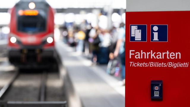 Getränke wegen Hitze verteilt: Rauch im Maschinenraum - Zug mit 500 Fahrgästen evakuiert