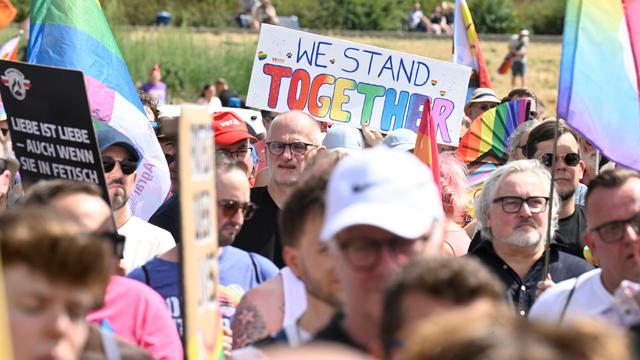 Solidarity march: Thousands attend queer demo in Cologne