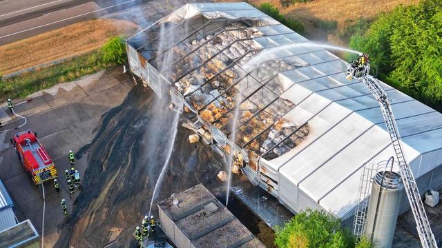 Lagerhalle brennt: Tonnenweise Kunststoff in Flammen