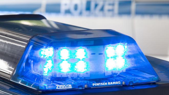 Büro des Kreisverbandes: Der Schriftzug soll nach Polizeiangaben etwa fünf Meter lang sein und sich über ein Fenster und zwei verglaste Türen erstrecken. (Symbolbild)