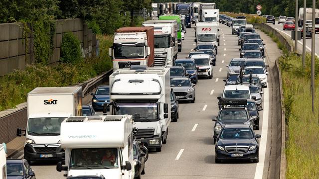 Unfälle: Wagen überschlägt sich auf A1 – Autobahn voll gesperrt