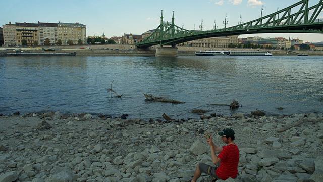 Flaches Gewässer: Wasserarme Donau wird zur Asservatenkammer der Geschichte