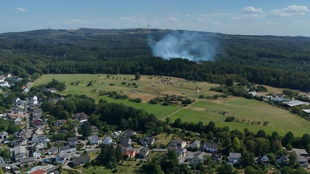 Waldbrand: 200 Einsatzkräfte kämpfen im Westerwald gegen Waldbrand