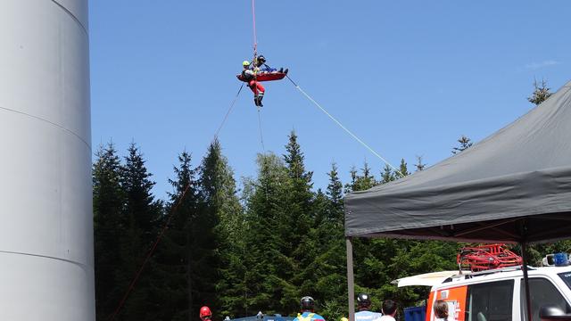 Spektakulärer Einsatz: Bandscheibenvorfall in 170 Metern Höhe - Rettung von Windrad
