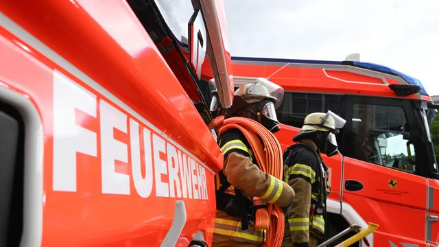 Brände: Ehemaliges Bahnhofsgebäude in Flammen - Bahnstrecke gesperrt