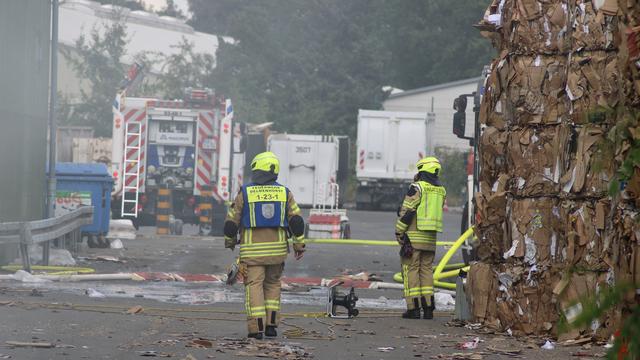 Schaden bei 2.000 Euro: Feuer in Entsorgungsfirma löst Großeinsatz aus