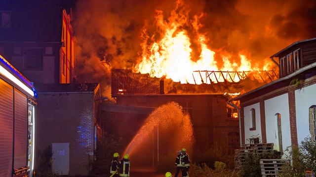 Dutzende Anwohner evakuiert: Großbrand in ehemaliger Schleifmittelfabrik