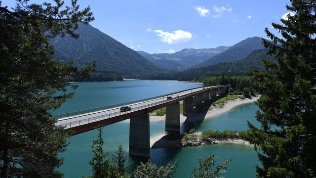 Brückenspringer: Mann verletzt sich bei Sprung in Sylvensteinsee schwer