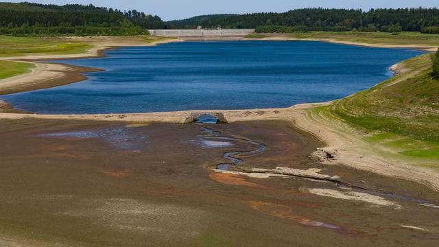 Niedrigwasser: Niedrigwasser legt historische Brücke in Lehnmühle frei