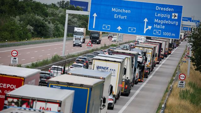 Folgen des Niedrigwassers: Sachsen hält am Lkw-Fahrverbot trotz Niedrigwasser fest