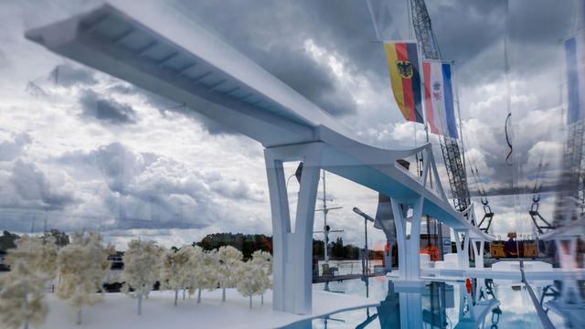 Bild: Großprojekt: Superlativ-Projekt: Peenebrücke wächst teils schon nach oben