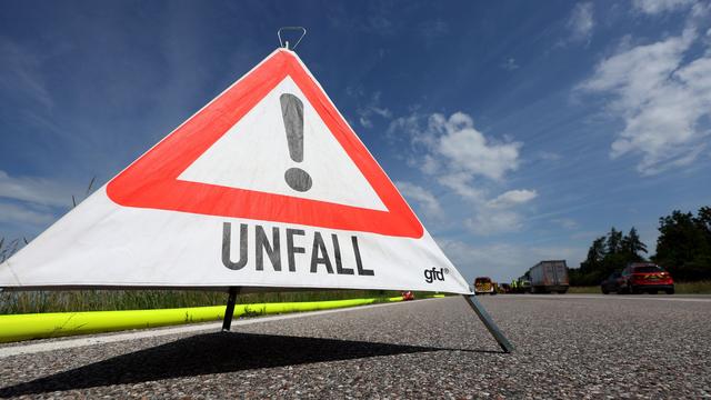 Polizeieinsatz: Auffahrunfall auf A6 - Lastwagenfahrer eingeklemmt