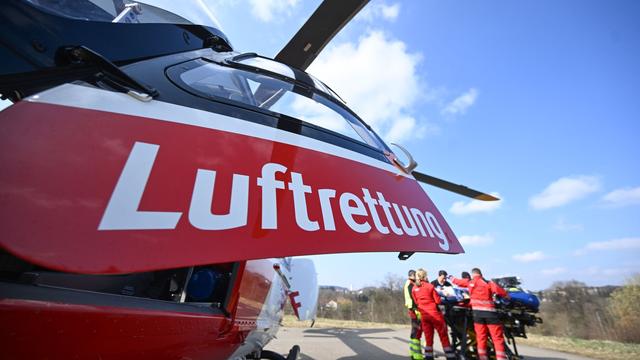 Unfälle: Auto kracht gegen Baum - Fahrer lebensgefährlich verletzt