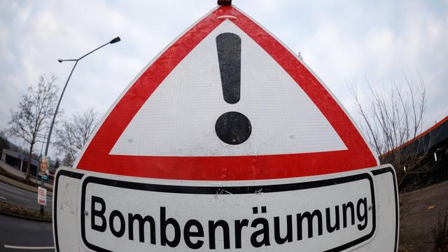 80 Jahre alte Blindgänger: Blindgänger entschärft - Bahnlinie Augsburg-Ulm wieder frei