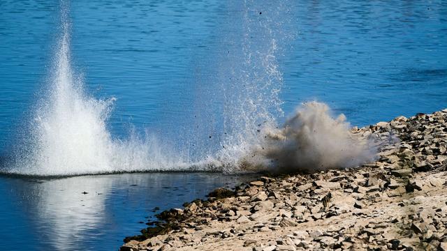 Kampfmittel: Bazooka-Rakete und Granate im Rhein erfolgreich gesprengt