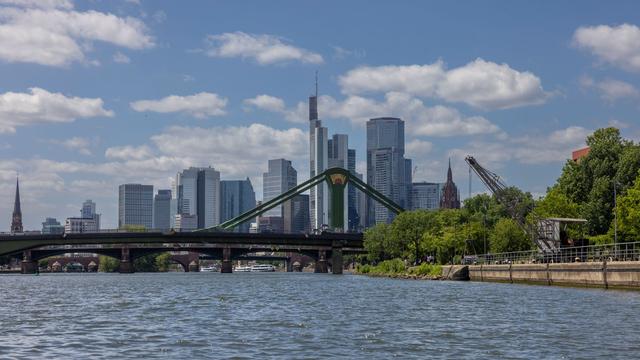 Von Frankfurt nach Köln: Main-Rhein-Mission: Extremsportlerin schwimmt 200 Kilometer