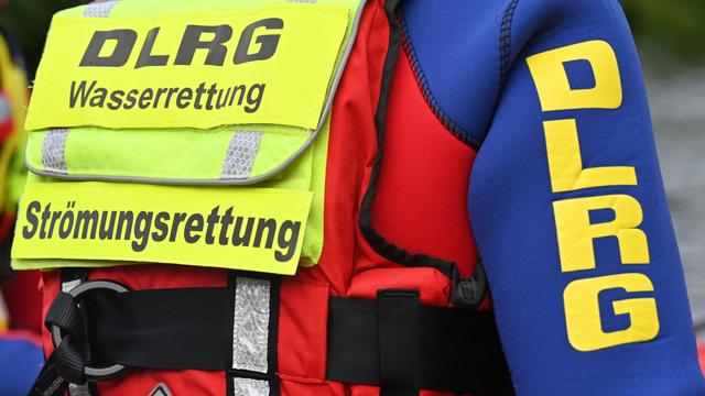 Hubschrauber im Einsatz: Mann springt von Rheinbrücke und stirbt