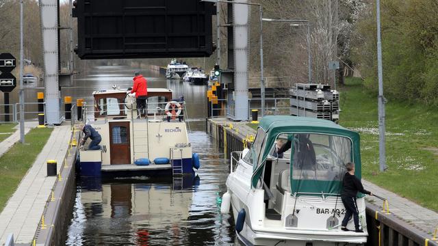 Trockenheit und Tourismus: Niedrigwasser bremst Freizeitboote an Schleusen