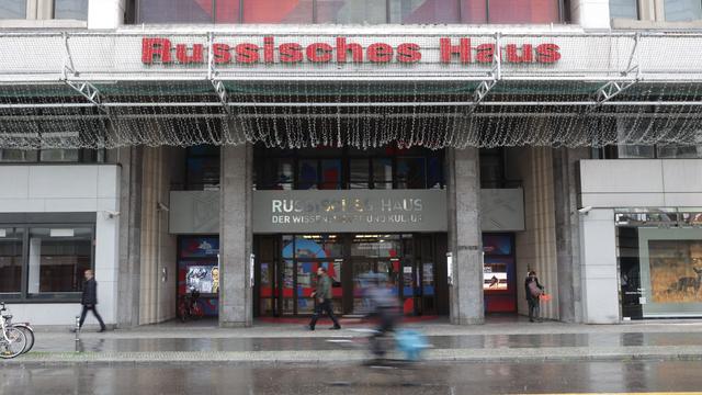 Umstrittene Institution: Politiker fordern Schließung von Russischem Haus