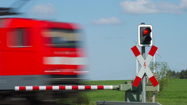 Bahnunfall: Regionalzug rammt Auto – Fahrer überlebt mit Schutzengel