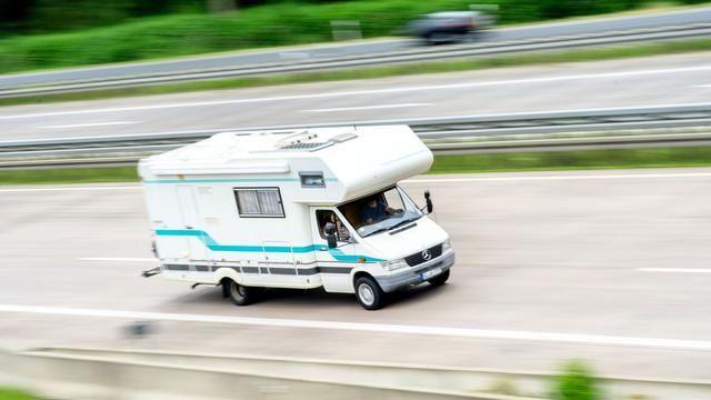 Verkehrsunfall: Reifen geplatzt: Zwei Schwerverletzte bei Wohnmobil-Unfall